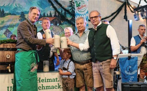 Bürgermeister Peter Solnar, Festwirt Werner Heinrichsberger und die Vertreter der Auer-Brauerei aus Rosenheim stoßen miteinander auf das Gelingen des Aschauer Marktes an. Foto  Rehberg