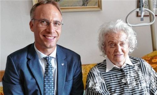 Bürgermeister Robert Pötzsch gratulierte Helene Liewehr zu ihrem 100. Geburtstag. „Alle sind immer so nett zu mir – bis heute noch“, freut sie sich.Foto  bachmaier