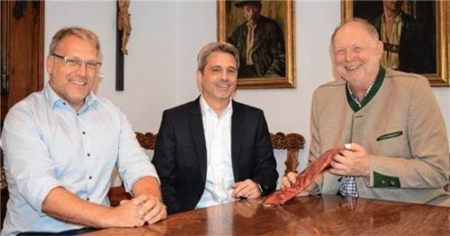 Damit die Bekleidung stimmt: Bürgermeister Claus Pichler (rechts) überreichte dem neuen Geschäftsführer der Ruhpolding Tourismus GmbH, Frank Oette (Mitte), im Beisein von Geschäftsführer Martin Heinemann die passende Ruhpoldinger Krawatte.Foto Burghartswieser