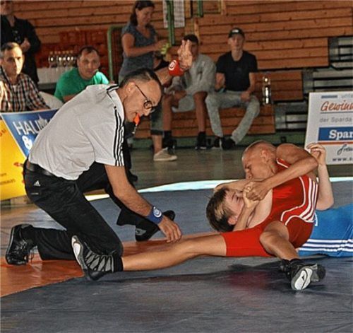 Daniel Flemmer (rotes Trikot) soll in der Eingangsklasse (57 kg) zum Einsatz kommen. Bei den Traunsteiner Ringern setzt man vor allem auf eigene Nachwuchskräfte.