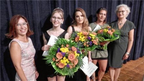 Das Bestentrio bei den Friseurinnen mit Obermeisterin Helga Wimmer (von rechts), Eva Hnathova, Melisa Gürkan, Liliana Reicheneder sowie Prüfungsvorsitzende Kathrin Kaufmann.