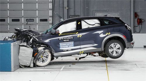 Das Brennstoffzellen-Fahrzeug Hyundai Nexo beim Crashtest.Foto  Auto-Medienportal.Net/IIHS