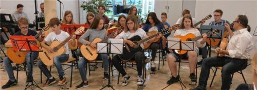 Das große Gitarrenensemble, unter der Leitung von Stefan Hutter.Foto  Greiner