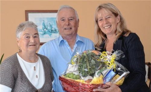 Das Jubelpaar Reiser mit Bürgermeisterin Doris Laban (rechts)Foto Ammelburger