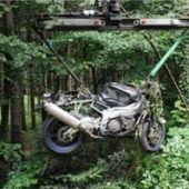 Motorradfahrer (25) kracht gegen Baum