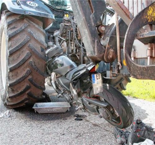Das Motorrad wurde zwischen Traktor und Anhänger eingeklemmt. Foto Fib/Eß
