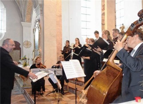 Das Salzburger Barockensemble und das Collegium Vocale der Salzburger Bachgesellschaft spielten und sangen unter der Leitung von Peter Tilling. Foto Giesen
