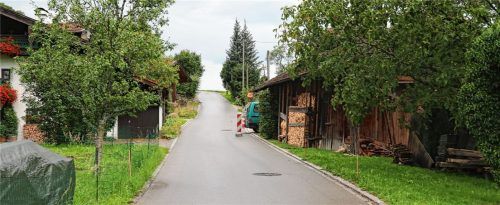 Das Verwaltungsgericht München hat den Bescheid der Gemeinde Frasdorf gekippt, dass das in den Verkehrsraum ragende Stadeldach (rechts) zurückgebaut werden müsse. Man werde erst nach Eingang der Urteilsbegründung weitere juristische Schritte in Erwägung ziehen, so der Gemeinderat. Foto rehberg