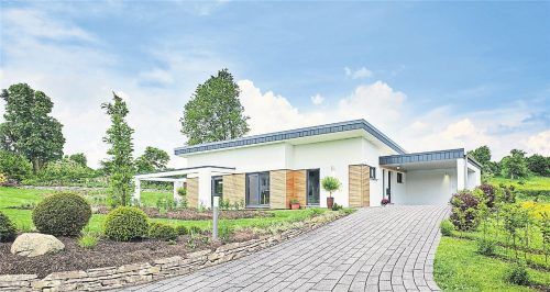 Das Wohnen auf einer Ebene, wie hier im Bungalow, ist schon längst nicht mehr nur bei älteren Bauherren voll im Trend. Foto Fingerhut Haus/dpa