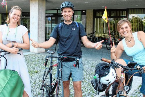 Daumen hoch für die Umwelt! Geschafft und glücklich haben Verena Wittmann (rechts) aus Waldkraiburg und ihre Freundin Lena Kurenbach (links) aus Bergisch Gladbach den Waldkraiburger Stadtplatz erreicht. Nach 2000 Kilometern mit dem Radl quer durch Deutschland. Auf der letzten Etappe der Tour, mit der sie für emissionsfreie Mobilität werben wollten, hat sie auch Bürgermeister Robert Pötzsch (Mitte) begleitet. Foto  Meier