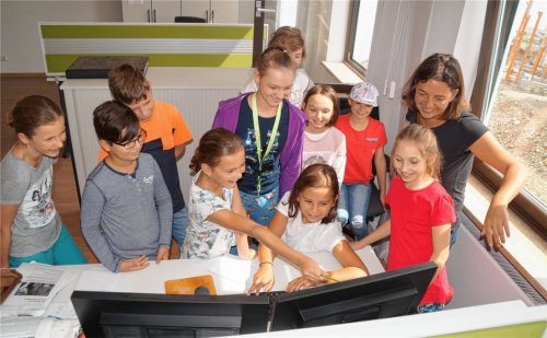 Den Alltag einer Zeitungsredaktion lernten die jungen Ferienreporter kennen. Gemeinsam mit Redakteurin Raphaela Lohmann wählen sie aus, welche Bilder für ihren Bericht verwendet werden sollen.Fotos grundner/lohmann