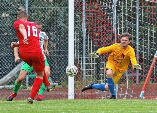 Den Ausgleich für Kolbermoor auf dem Fuß hatte kurz vor Schluss Tobias Hotter. Priens Torhüter Armin Ceman wehrte den Ball ab. Foto Habermann