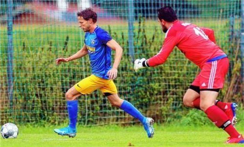 Der 1:0-Führungstreffer von Thilo Mößmang für den TSV Peterskirchen im Spiel gegen den SC Inzell: Gäste-Tormann Sebastian Schwabl kann nicht mehr eingreifen.Foto Butzhammer