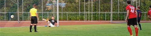 Der 2:2-Ausgleich für Bruckmühl durch Anian Folger, der einen Elfmeter sicher verwandelte. Foto  Ruprecht