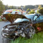 Auto kracht gegen Hauswand