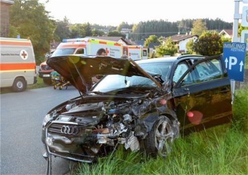 Der Audi hat nach dem Aufprall gegen die Hausmauer nur noch Schrottwert. Foto Ammelburger