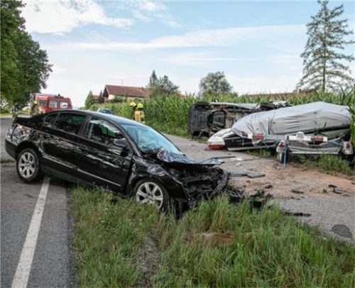Der Fahrer dieses VW-Passat, ein 44-jähriger Mann aus Mühldorf, wurde leicht verletzt.Foto lamminger