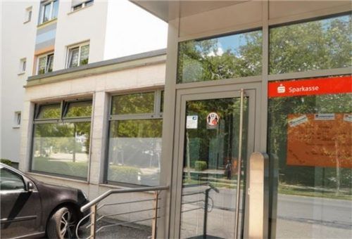 Der Geldautomat und der Kontoauszugsdrucker bleiben den Bankkunden erhalten. In die anderen Räume der ehemaligen Bankfiliale in der Franz-Liszt-Straße wollen eine Schülernachhilfe und ein Kiosk einziehen. Foto  Grundner