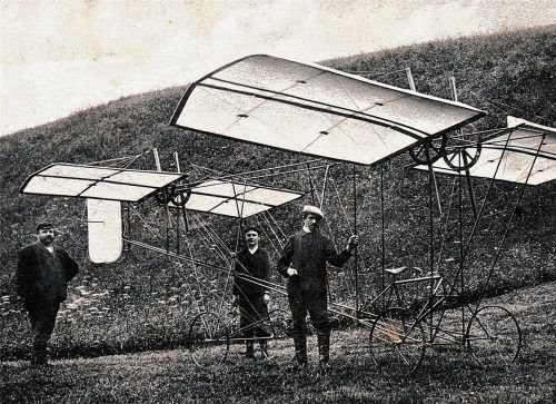 Der Mann mit der Mütze: Anton Baumgartner aus Kraiburg (rechts) mit seinem Flugapparat und zwei unbekannten Begleitern.Foto  Gemeindearchiv Kraiburg