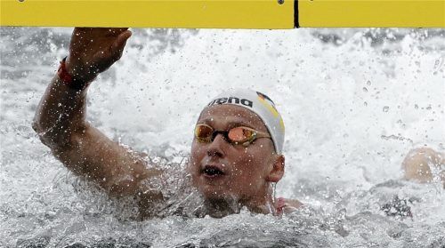 Der Moment, als Rob Muffels Weltmeister wurde: Der 24-Jährige schlägt im Finale des Teambewerbs an der Zeitmessung im Ziel an. Heute in einer Woche wird Muffels am Chiemsee an den Start gehen.Foto dpa