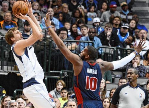 Der Neu-Bayer Greg Monroe, hier in der NBA gegen Dirk Nowitzki, kommt mit dem deutschen Meister am Dienstag nach Rosenheim.Foto DPA