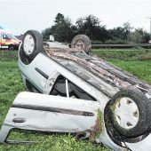 Auto überschlägt sich: Fahrerin leicht verletzt