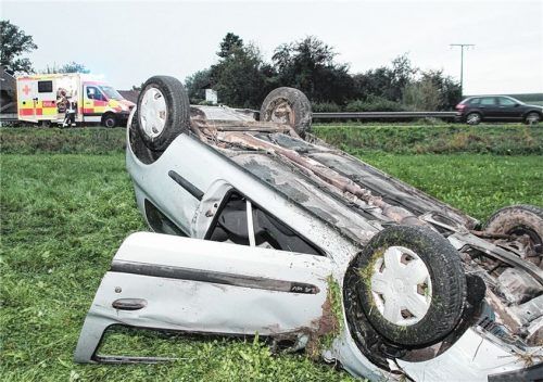 Der Renault Clio blieb nach dem Überschlag auf dem Dach liegen. Foto Reisner