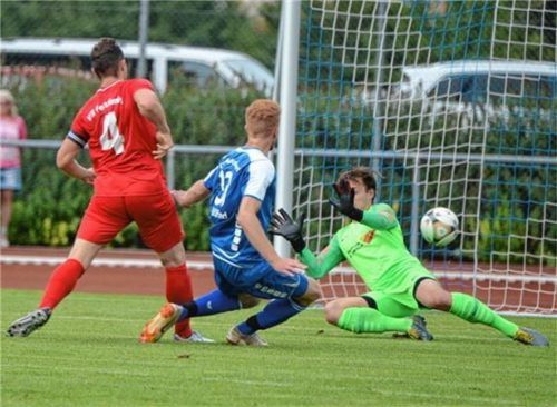 Der Siegtreffer für Bad Endorf durch Aaron Stillfried, der den Ball an Forstinnings Keeper vorbeispitzelte. Foto  mru