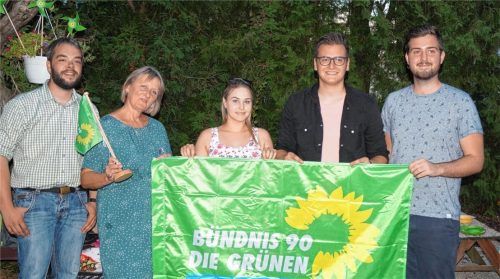 Der Vorstand des frisch gegründeten Ortsverbands Waldkraiburg will in einer Stadt, die für die Grünen bislang ein schwieriges Terrain war, Flagge zeigen (von rechts): Andreas Wagner (Schriftführer), Christoph Arz (Ortssprecher), Monika Ott (Ortssprecherin), Sibylle Burckardt (Beisitzerin) und der Betreuungsabgeordnete Andreas Krahl.Foto  Grundner