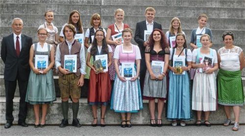 Die 14 besten Absolventen – hier zusammen mit Konrektor Alois Plomer (links) und der stellvertretenden Landrätin Alexandra Burgmaier (rechts) – wurden mit Buchpreisen geehrt.Foto Stuffer-Chunphetch