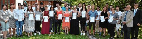 Die Absolventen mit der stellvertretenden Landrätin Alexandra Burgmaier (links), Dr. Nicole Cujai, Vorsitzende der Geschäftsführung der Agentur für Arbeit Rosenheim (Zweite von links), Rosenheims Zweitem Bürgermeister Anton Heindl (Zweiter von rechts) und Landtagsabgeordnetem Otto Lederer (rechts). Foto Schlecker
