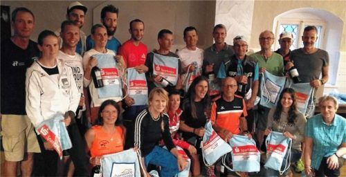 Die anwesenden Altersklassen-Platzierten der Sparkassen-Triathlon-Trophy 2019 mit Trophy-Chef Georg Kern (links außen).Foto sts