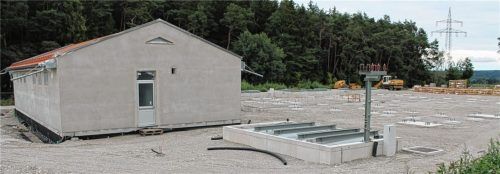 Die Arbeiten am neuen Umspannwerk des Bayernwerks an der Industriestraße auf Aschauer Gemeindegebiet kommen zügig voran. Die Anlage wird in wenigen Jahren das alte Umspannwerk in der Reichenberger Straße ersetzen.