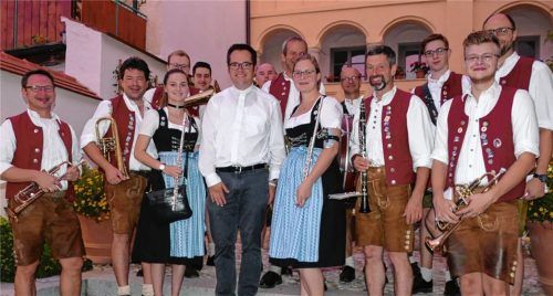 Die Blaskapelle Kraiburg überraschte Pfarrvikar Emmeran Hilger mit einem Standkonzert.Foto  Bachmaier