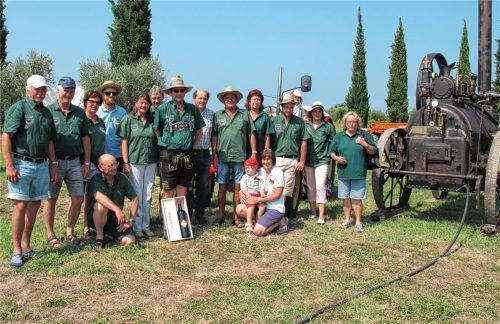 Die Delegation des Bulldog-Clubs Langenpfunzen, neben einer historischen Dampfmaschine in Lazise.Foto re
