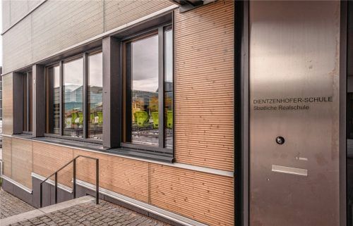 Die Dientzenhofer-Realschule Brannenburg: Seit Herbst 2018 sind der Schulleiter und ein Lehrer suspendiert. Foto thomae