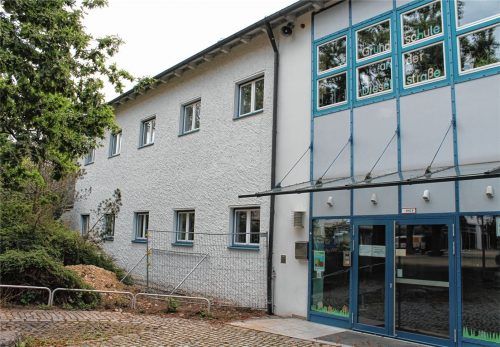 Die Diesel-Grundschule braucht zusätzliche Räume und wird erweitert. Statt einer Aufstockung soll ein Anbau den Raumbedarf decken. Foto LOhmann