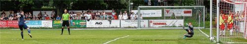 Die Entscheidung: Matthias Haas verwandelt seinen zweiten Elfmeter zur 2:0-Führung. Foto  John Cater