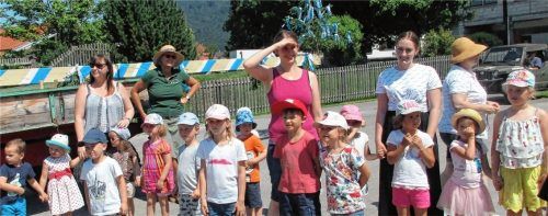 Die Firstbaumdiebe aus der Kindertagesstätte Spatzennest mit dem corpus delicti.