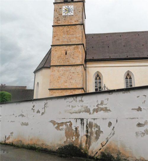 Die Friedhofsmauer in Aschau muss erneuert werden. Unglücklicherweise hat die Kirchenstiftung im Sanierungsantrag ans Ordinariat vergessen, die Mauer aufzuführen. Deshalb will das Ordinariat dafür nicht zahlen.Foto  Rath