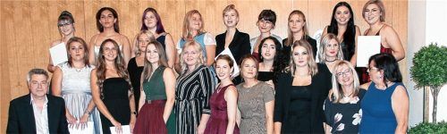 Die frisch ausgelernten Friseurinnen bei ihrer Freisprechungsfeier in Rohrdorf mit den Obermeistern der Friseur-Innung. Einige der insgesamt 31 Absolventen fehlten bei der Übergabe der Urkunden.Fotos re