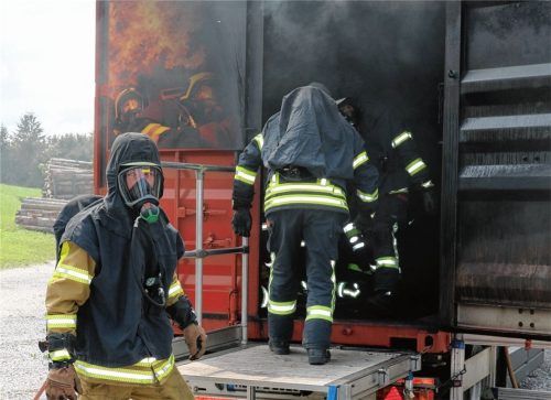 Die Gefahren des Feuers sollen die Feuerwehrmänner und -frauen im Übungscontainer kennenlernen.Foto rehberg