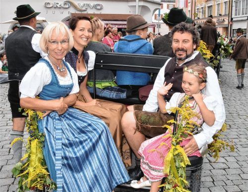 Die Gewinner 2018: Ralf und Maria Ortmeier aus Bad Aibling mit Tochter Leni und Oma Ingeborg Apelt.Foto Schlecker