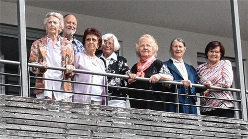 Die Hausbewohner: (von links) das Ehepaar Gerlinde und Dieter Hofrath, Julia Worf, Waltraud Maier, Sieglinde Hoffmann, Berta Reinhardt und Erika Späth. Nicht im Bild: Maria Hentschel. Fotos Schlecker/re