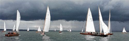 Die historischen Boote  bei der Wettfahrt auf dem Chiemsee in der Feldwieser Bucht, nachdem die Schlechtwetterfront durchgezogen war.