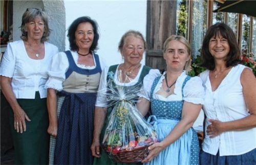 Die Jubilarin (Mitte) mit ihren Töchtern, der Schwiegertochter und Seniorenbeauftragter Dr. Maria Antretter (von links). Foto re