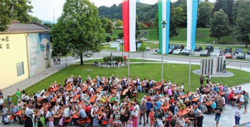 Die Kieferer nahmen jetzt den neuen Dorfplatz als Mittelpunkt der Gemeinde in ihren Besitz. Foto Steffenhagen