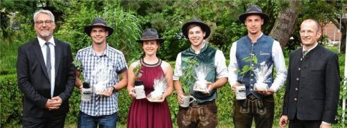 Die Klassenbesten mit Schulleitung: Schulleiter Oberstudiendirektor Reinhard Pobel, Pascal Ruch, Elisabeth Holzner (Jahrgangsbeste), Daniel Ebert, Marcel Lehrmann, Stellvertretender Schulleiter Studien-direktor Josef Oberniedermaier (von links).Foto red