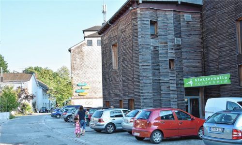 Die Kletterhalle soll um zwei Freiluftattraktionen erweitert werden. Tagsüber ist parken dort kein Problem, am Spätnachmittag und Abend nach Ansicht von zwei Gemeinderätinnen schon. Foto Schlecker