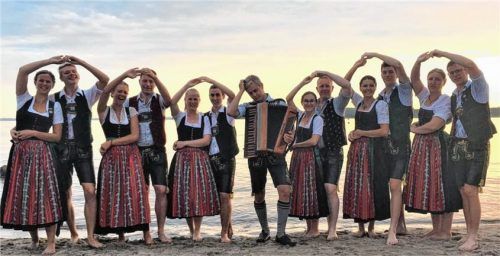 Die Kolbermoorer Trachtler vor ungewohnter Kulisse an der Ostsee. Foto  re